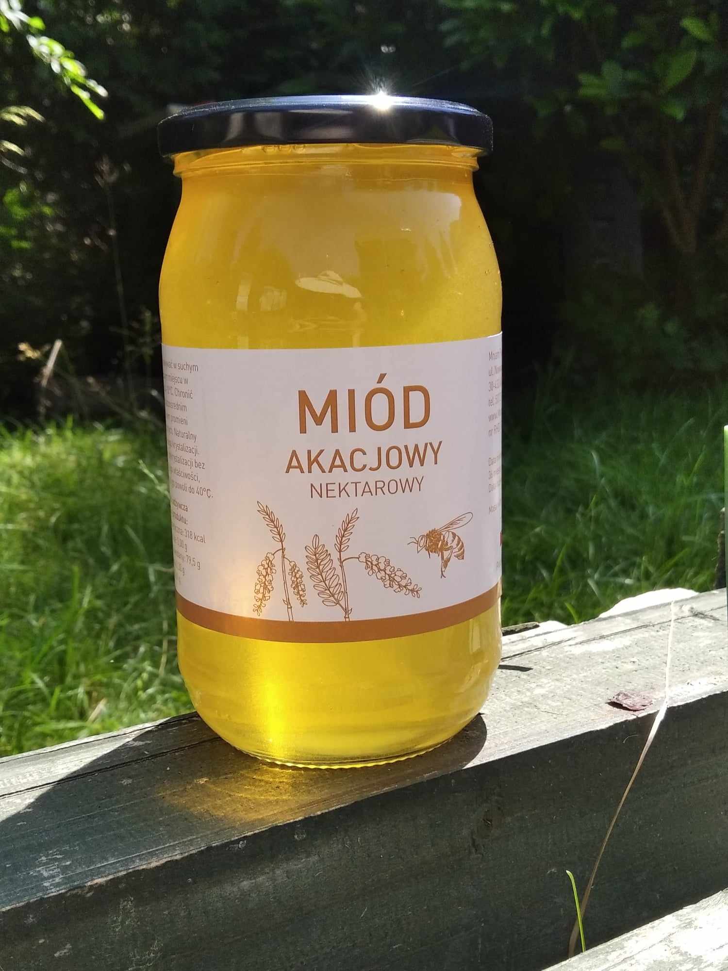Mi贸d akacjowy na pasiece